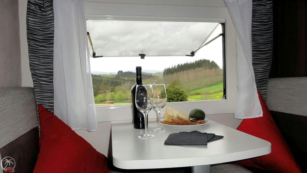 Vivo Sitzecke Front, Vivo Sitzecke Front, Weingläser Campervan, großes Seitenfenster Wohnmobil,